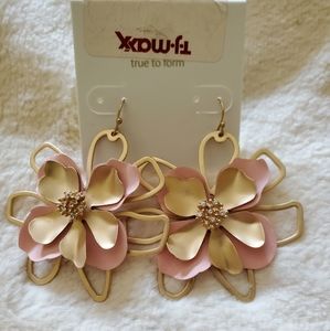 Adorable flower earrings